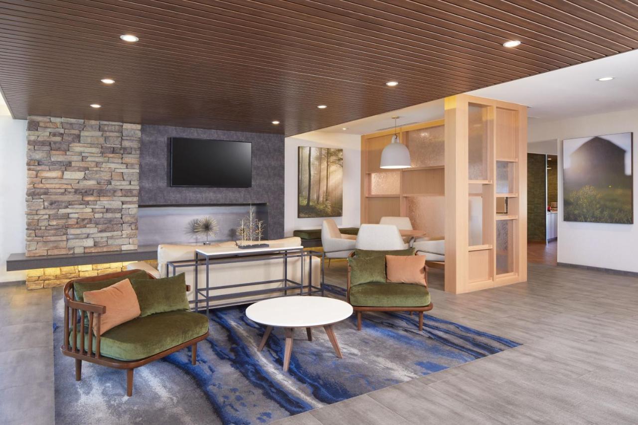 Fairfield By Marriott & West Hotel