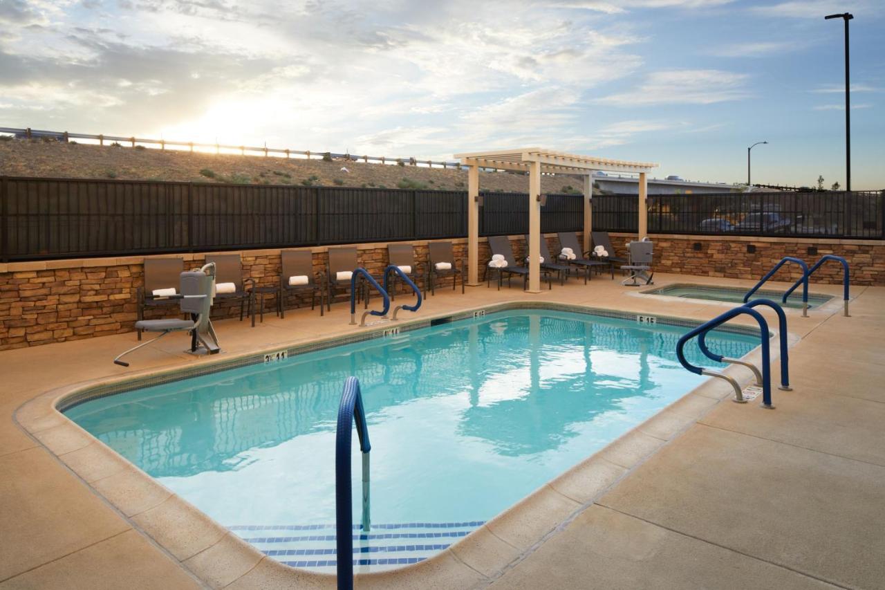Fairfield By Marriott & West Hotel