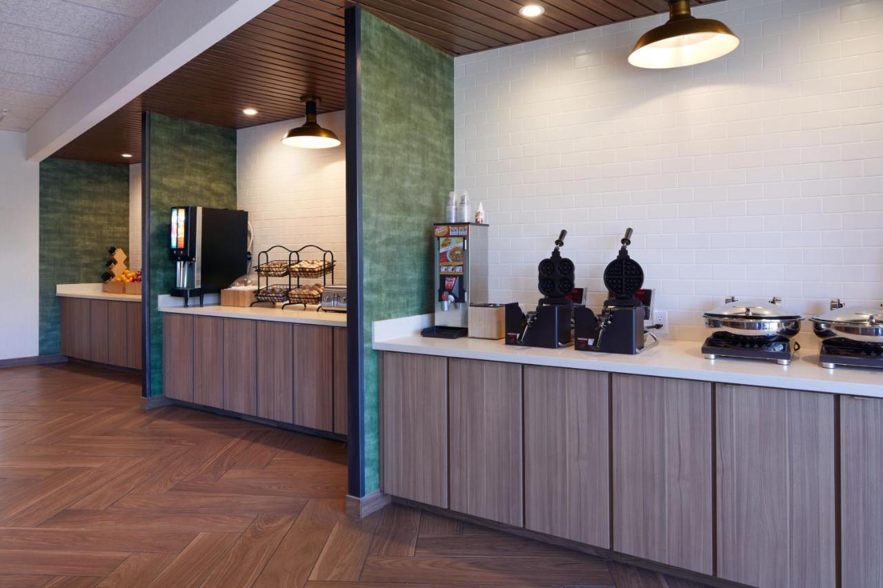Fairfield By Marriott & West 2*